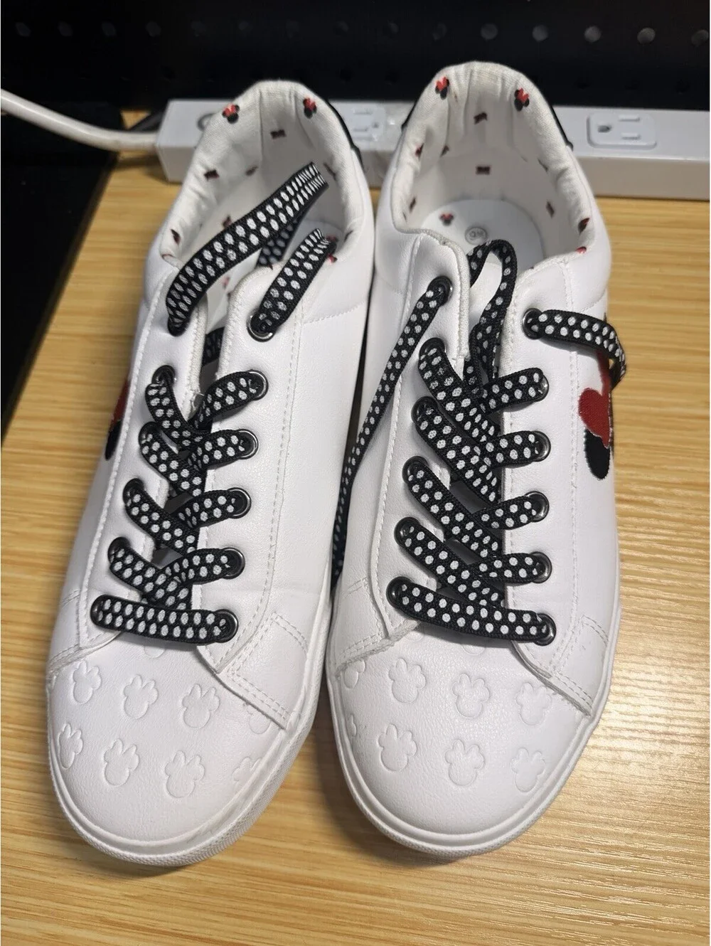 New Disney Minnie Mouse Size 9.5 White Black Lace up Fashion Sneaker Shoes